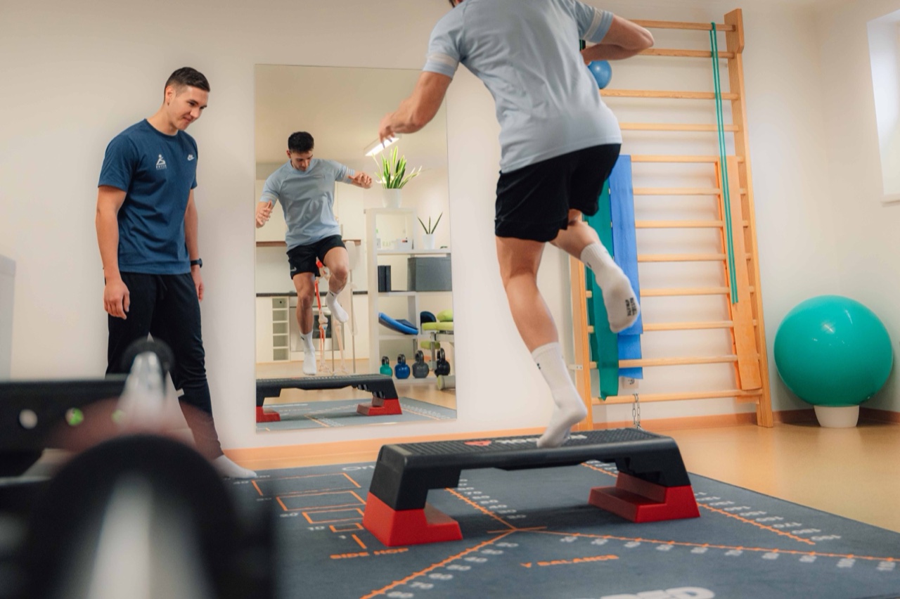 Sprungtraining auf dem Step im Trainingsraum