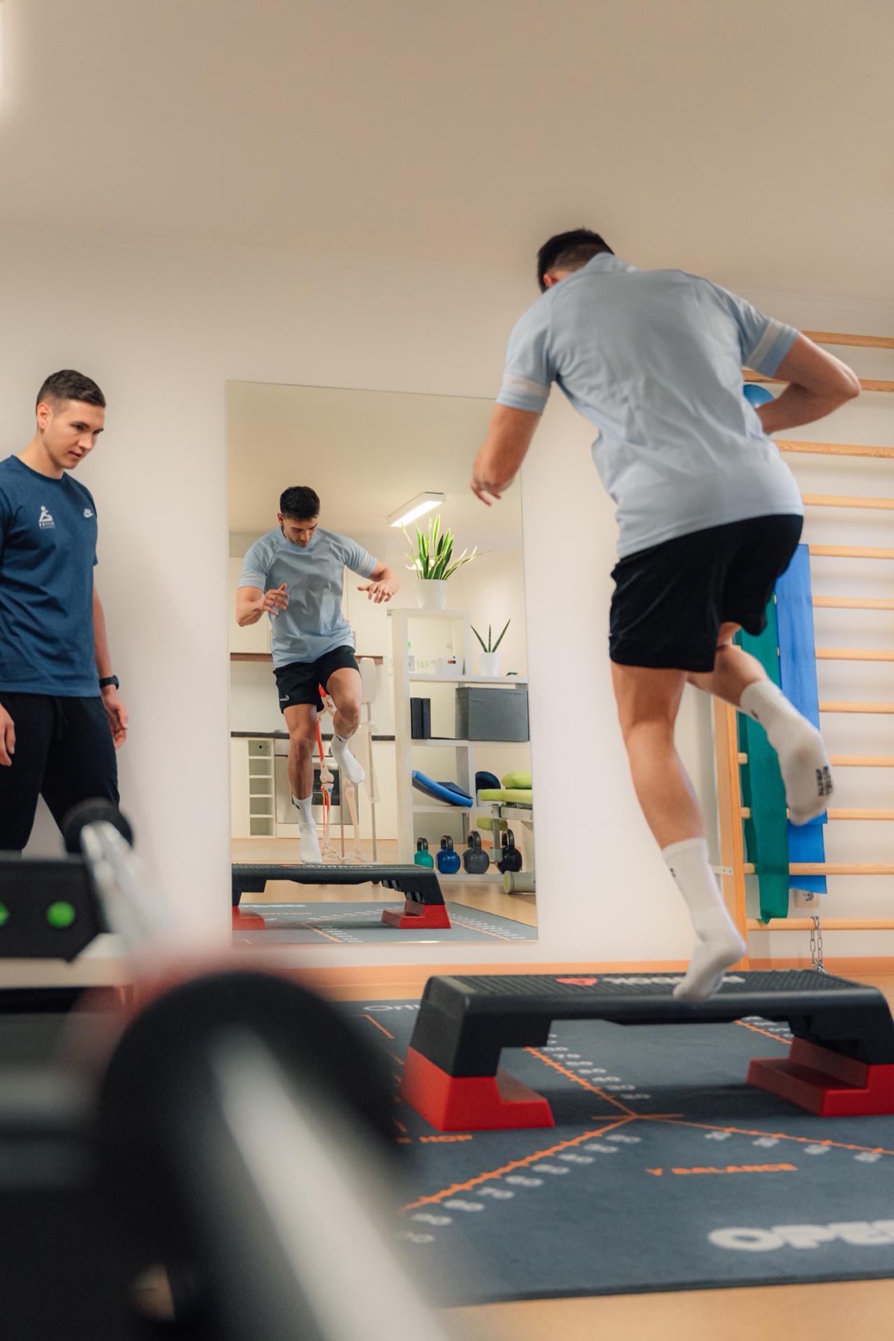 Sprungtraining auf dem Step vor dem Spiegel