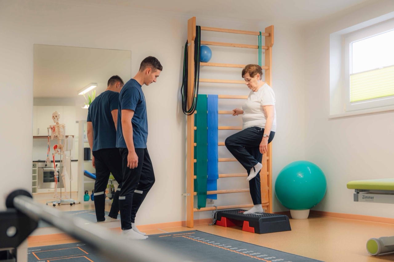 Gleichgewichtstraining an der Sprossenwand