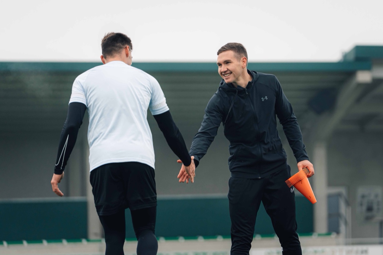 Abklatschen nach dem Training am Sportplatz