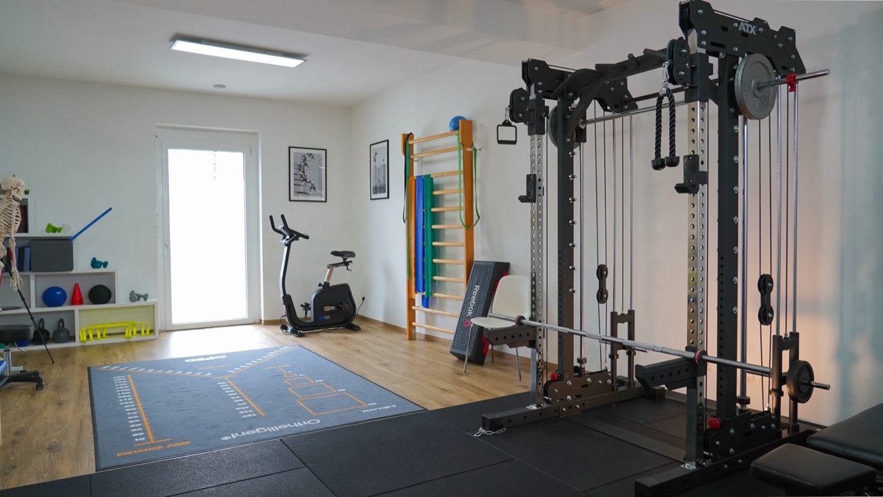 Trainingsraum mit Kraftstation