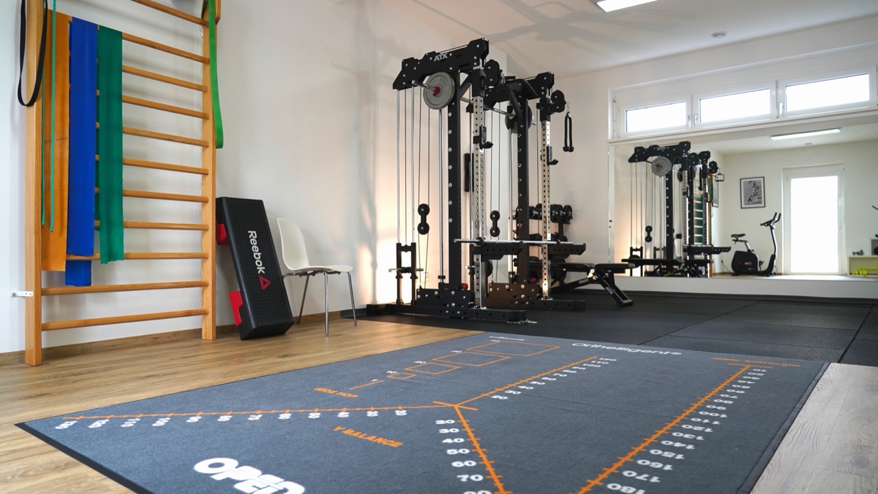 Trainingsraum mit Sprossenwand und Trainingsmatte